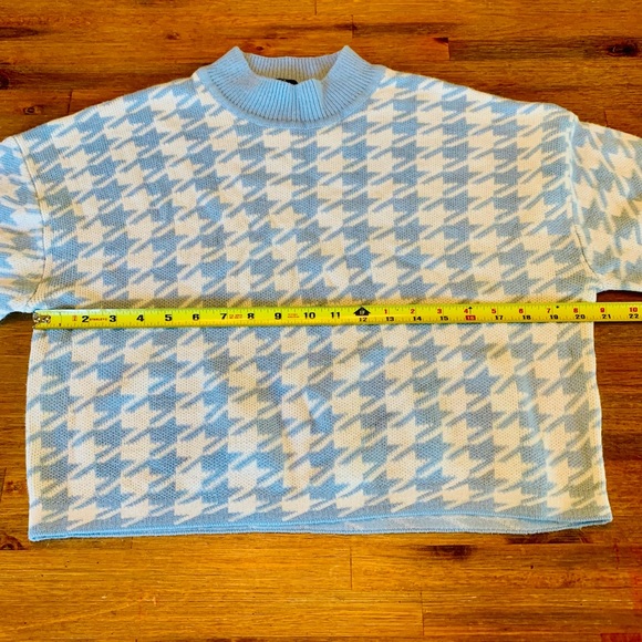 H&M  Blue &White Houndstooth cropped Sweater to mock turtleneck - Picture 9 of 9